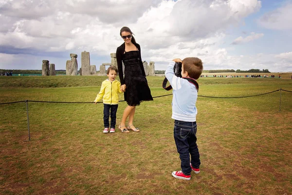 Genç çocuk, çocuk, annesi ve kardeşi dijital pic taking — Stok fotoğraf