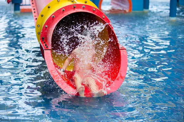 Dulce niño, niño, jugando en el mundo del agua parque infantil, disfrutando de —  Fotos de Stock