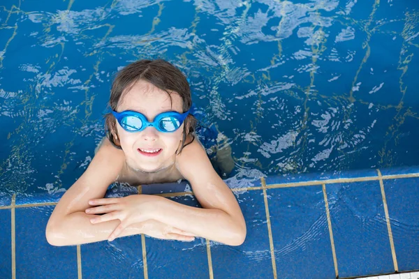 Lieve kind, jongen, spelen in de wereld van de waterspeeltuin, genieten van op — Stockfoto