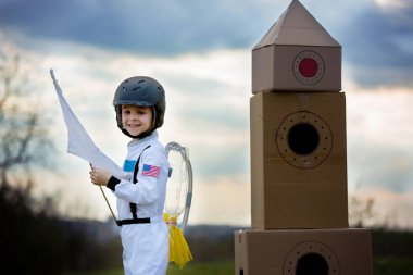 Sevimli küçük çocuk, astronot, parkta oynarken gibi giyinmiş