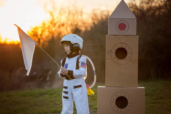 Entzückender kleiner Junge, als Astronaut verkleidet, spielt im Park — Stockfoto