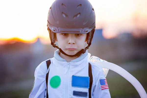 Entzückender kleiner Junge, als Astronaut verkleidet, spielt im Park — Stockfoto