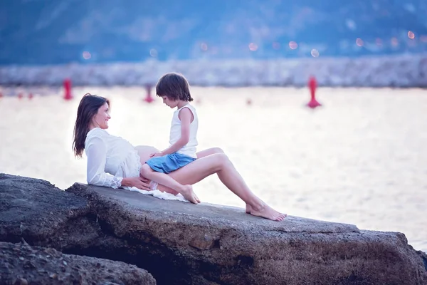 Mulher grávida bonita, sentado na costa na praia em s — Fotografia de Stock