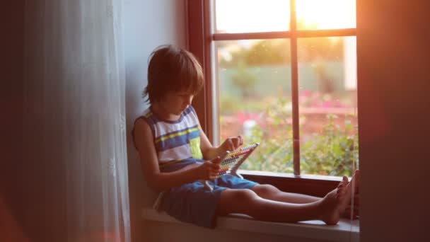 Söt liten toddler barn, leker med abacus på ett fönster — Stockvideo