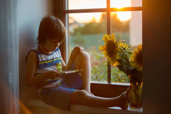 Niedliches kleines Kleinkind, das mit Abakus am Fenster spielt — Stockfoto