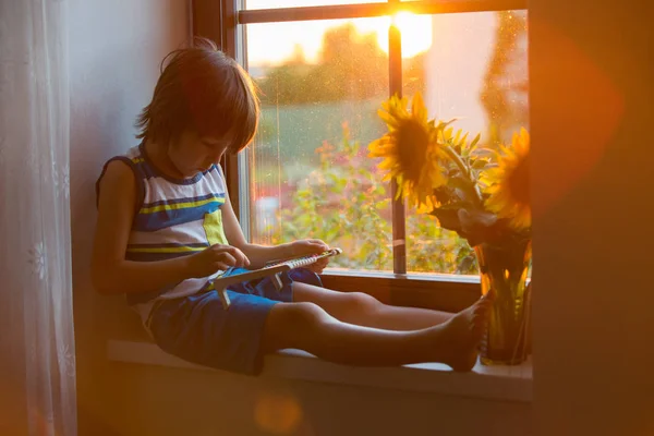 Niedliches kleines Kleinkind, das mit Abakus am Fenster spielt — Stockfoto