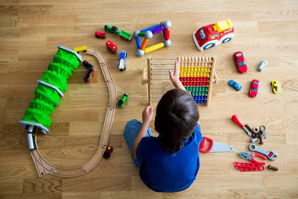 Förskola barn, leker med abacus och andra leksaker, sitter på — Stockfoto