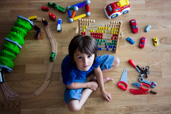Preschool kind, spelen met de abacus en ander speelgoed, zittend op — Stockfoto