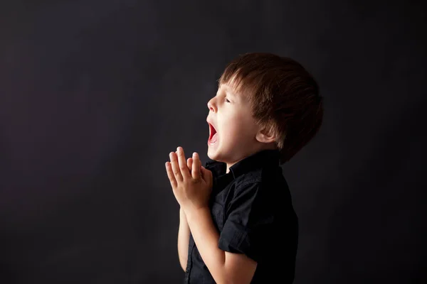Küçük çocuk dua, dua, çocuk arka plan izole — Stok fotoğraf