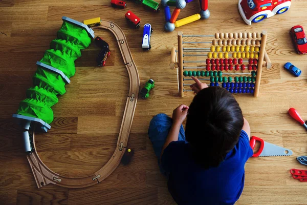 Förskola barn, leker med abacus och andra leksaker, sitter på — Stockfoto