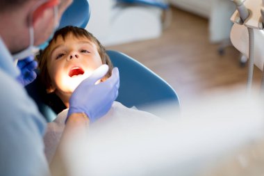 Küçük çocuk hasta ziyaret uzman diş Kliniği