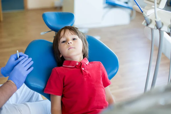 Специалист стоматологической клиники — стоковое фото