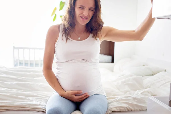 Ung vacker gravid kvinna, smärta med labor kontraktion — Stockfoto