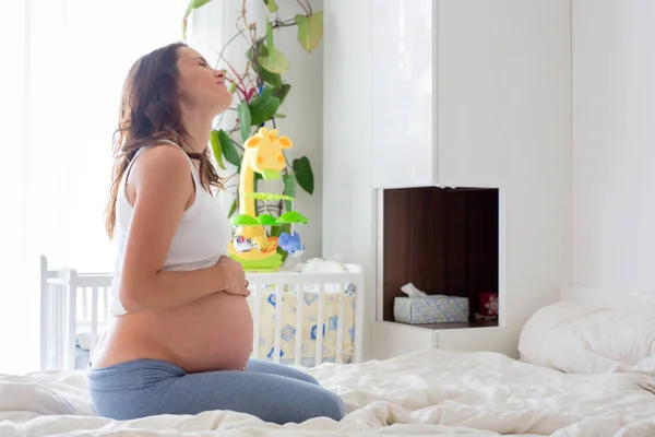 Ung vacker gravid kvinna, smärta med labor kontraktion — Stockfoto