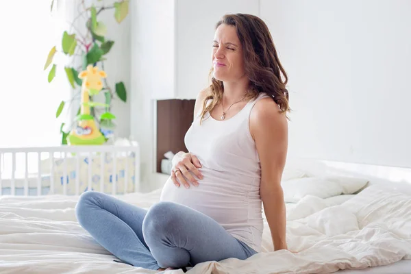 Wanita hamil muda yang cantik, kesakitan karena kontraksi persalinan — Stok Foto