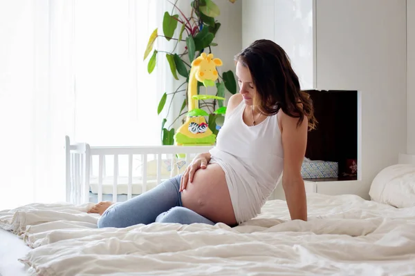 Jovem bela mulher grávida, em dor com contração do parto — Fotografia de Stock