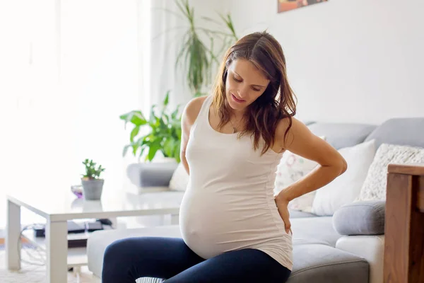 Zwangere jongedame, met pijnlijke contractie, starten van arbeid — Stockfoto