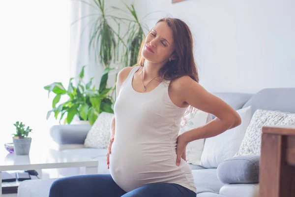 Fiatal terhes nő, miután a fájdalmas összehúzódása, kezdő munka — Stock Fotó