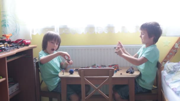 Crianças felizes, brincando juntos em casa com blocos de construção, interior — Vídeo de Stock