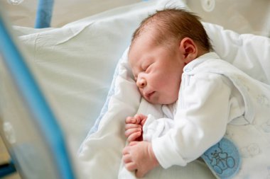 Yeni doğan bebek beşik doğum öncesi hastanede döşeme