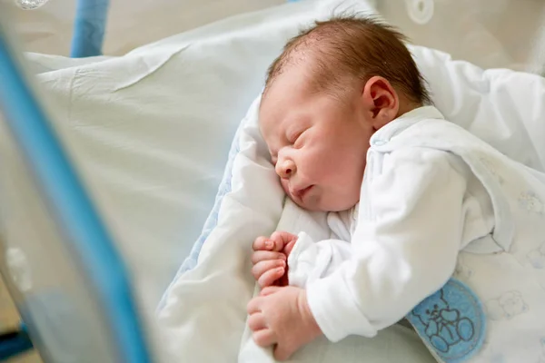 Newborn baby laying in crib in prenatal hospital — Stock Photo, Image