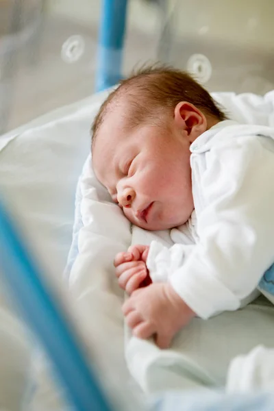 Bebé recién nacido acostado en una cuna en un hospital prenatal —  Fotos de Stock