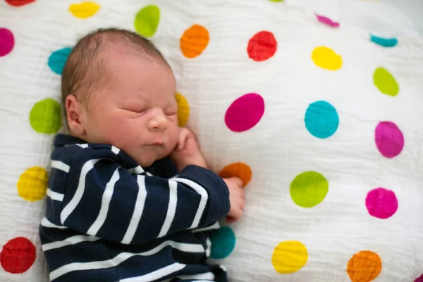 Newborn baby laying in crib in prenatal hospital — Stock Photo, Image