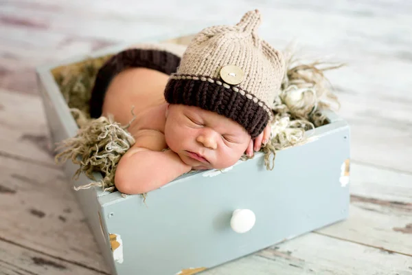 Nyfödd pojke, sover lyckligt — Stockfoto