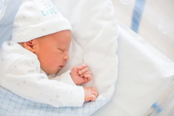 Newborn baby laying in crib in prenatal hospital — Stock Photo, Image