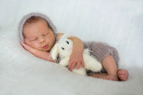 生まれたばかりの赤ちゃん男の子、喜んで眠っています。 — ストック写真