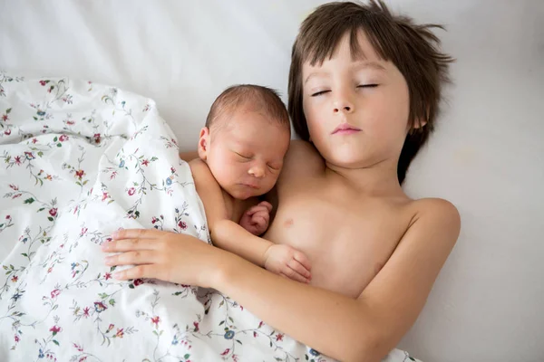 부드러움과 포옹 하는 아름 다운 소년과 그의 신생아 관리 — 스톡 사진