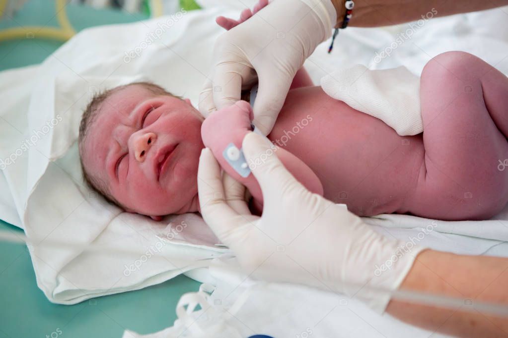 Neugeborenes Baby wurden sofort nach der Geburt untersucht — Stockfoto