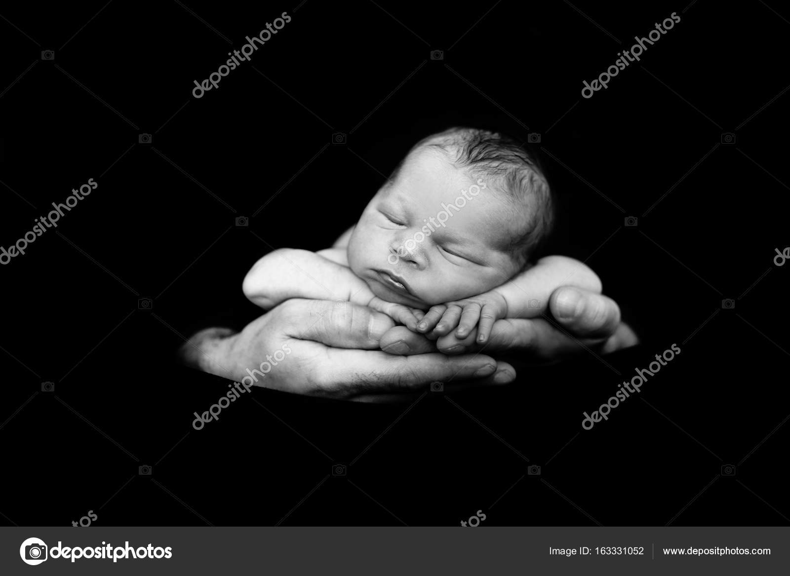Beau Bebe Garcon Dormant Paisiblement Dans Les Mains Des Peres Bebe Image Libre De Droit Par T Tomsickova C