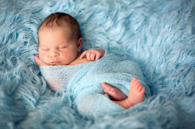 Şal içinde mutlu gülümseyen yeni doğan bebek mutlu cozy kürk uyku