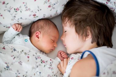 bbeautiful çocuk, hassasiyet ile sarılma ve onun yeni doğan bab