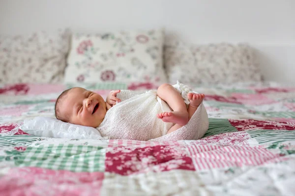 Bellissimo neonato, ampiamente sorridente, avvolto nella fascia, lyi — Foto Stock