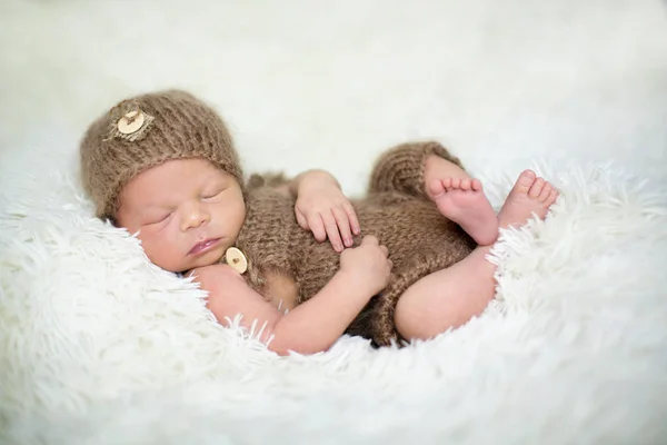 Şirin yeni doğan bebek bir oyuncak ile uyur — Stok fotoğraf