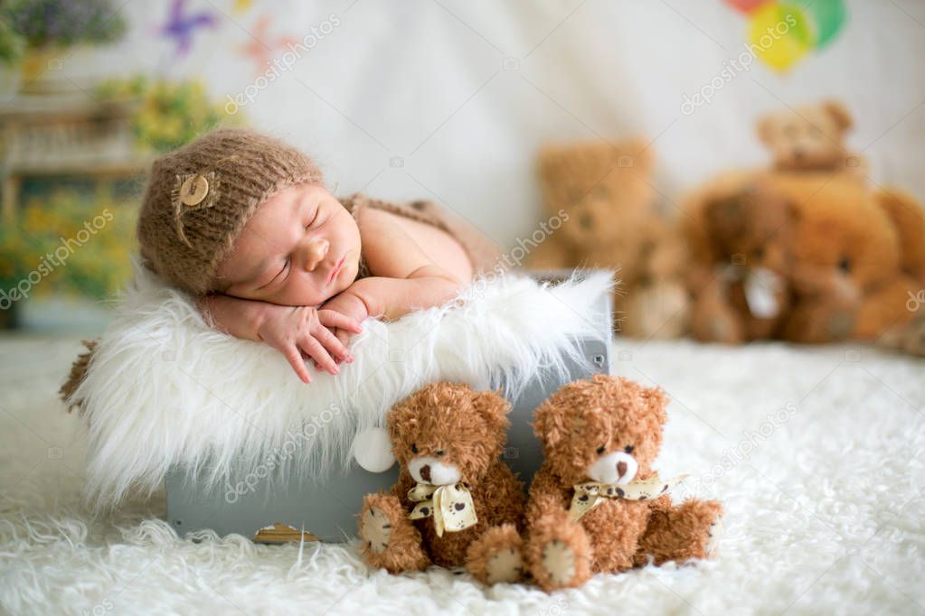 Bebé Recién Nacido Que Duerme Con Un Oso De Peluche Fotos