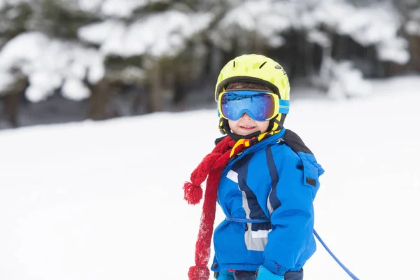 Aranyos kisfiú, tanulás ski, az osztrák síparadicsomban — Stock Fotó