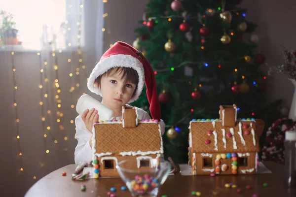 Roztomilý chlapeček, takže perník cookies dům na Vánoce — Stock fotografie