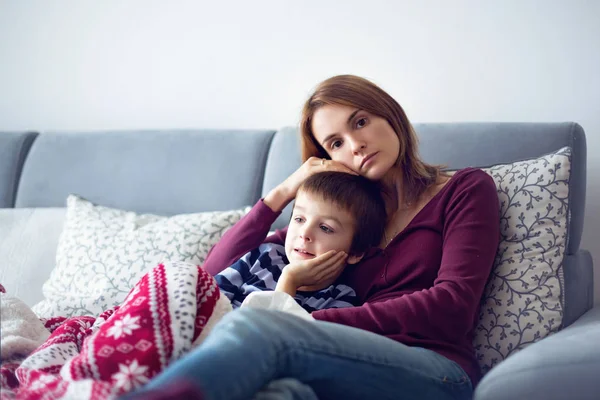 Joven madre, sosteniendo a su pequeño niño enfermo —  Fotos de Stock