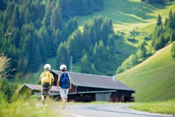 Two little children, boy brothers with backpacks travel on the r — Stock Photo, Image