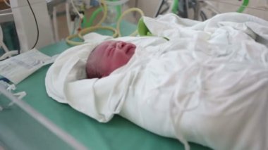 Yeni doğan bebek doğumdan hemen sonra muayene edildi.