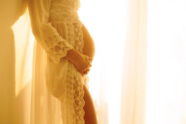 Güzel genç anne e izliyor bir duvara yaslanmış olmak