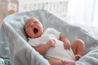 Sallanan sandalye, yeni doğan bebek çocuk huzur içinde uyuyor