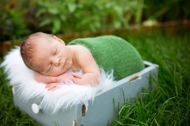 Küçük tatlı yeni doğan bebek çocuk, şal ve h ile sandık sleeping