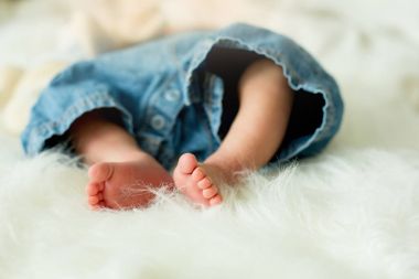 Küçük bebek çocuk ayakları, Bebek uzan yatakta öğleden sonra