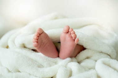 Küçük bebek çocuk ayakları, Bebek uzan yatakta öğleden sonra