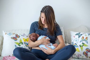 Genç erkek onun yeni doğan bebek emzirme anne