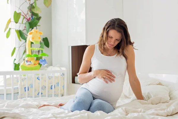 Wanita hamil muda yang cantik, kesakitan karena kontraksi persalinan — Stok Foto